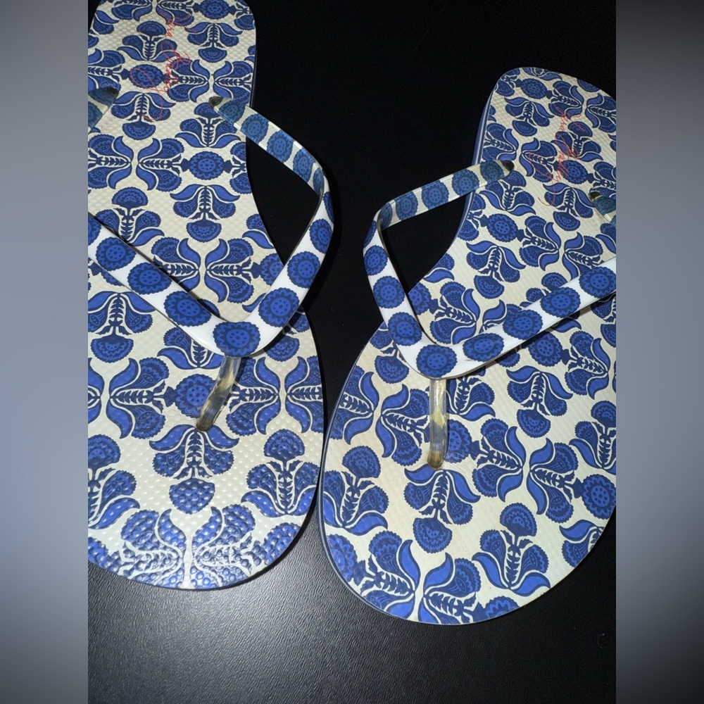 Vera Bradley Blue printed flip flops size 9/10 GUC
